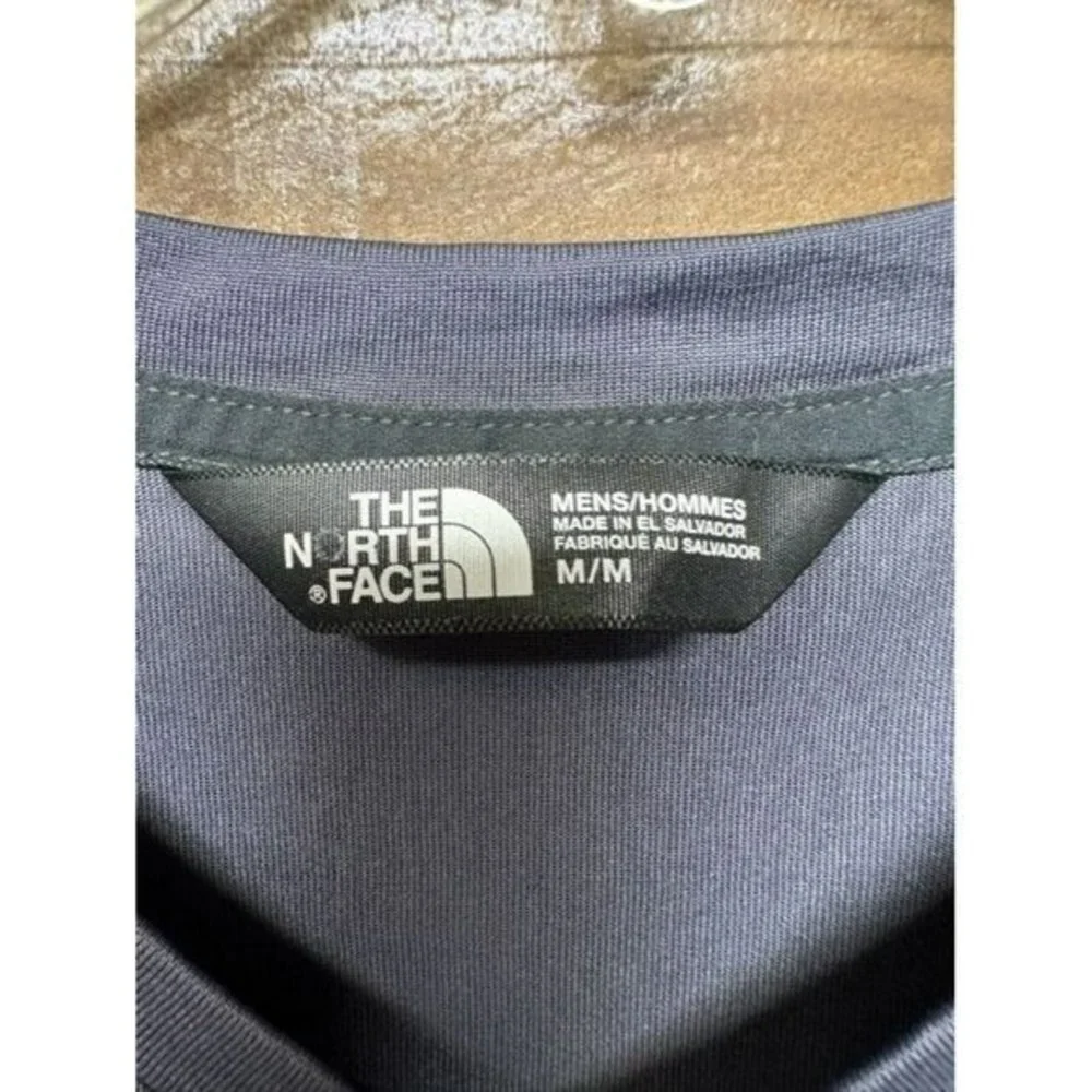 The North Face Men's V-Neck T-Shirt‎ Size Medium